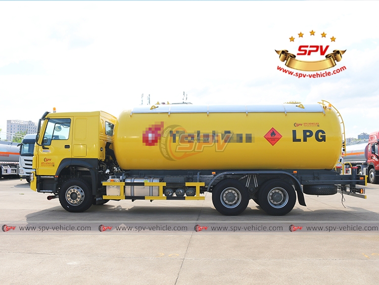 LPG TransportTruck Sinotruk (25,000 Litres) - Left Side View